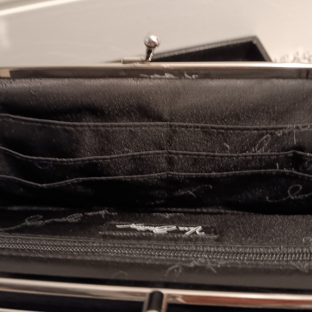 Vera Bradley, Elegant Black and White Quilted WALLET NWOT - Picture 6 of 9